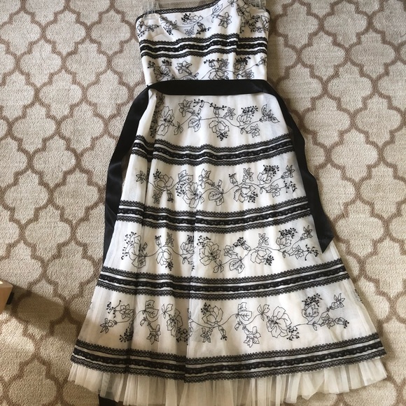 BCBGMaxAzria Dresses & Skirts - BCBGMaxAzria dress EUC size 0